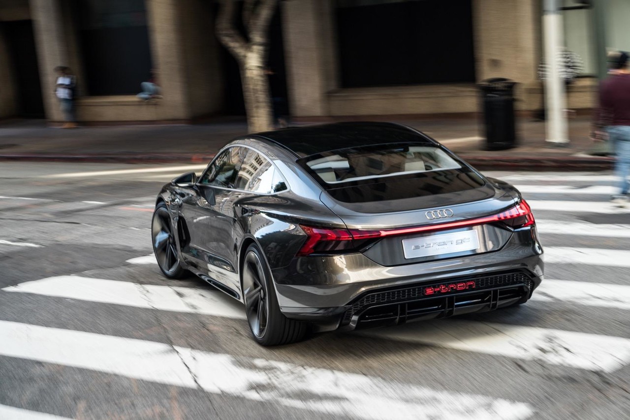 아우디 고성능 순수 전기차 E-트론 본격 생산 돌입 < CAR PHOTO < 뉴스 < 기사본문 - 모터플렉스 MOTORPLEX