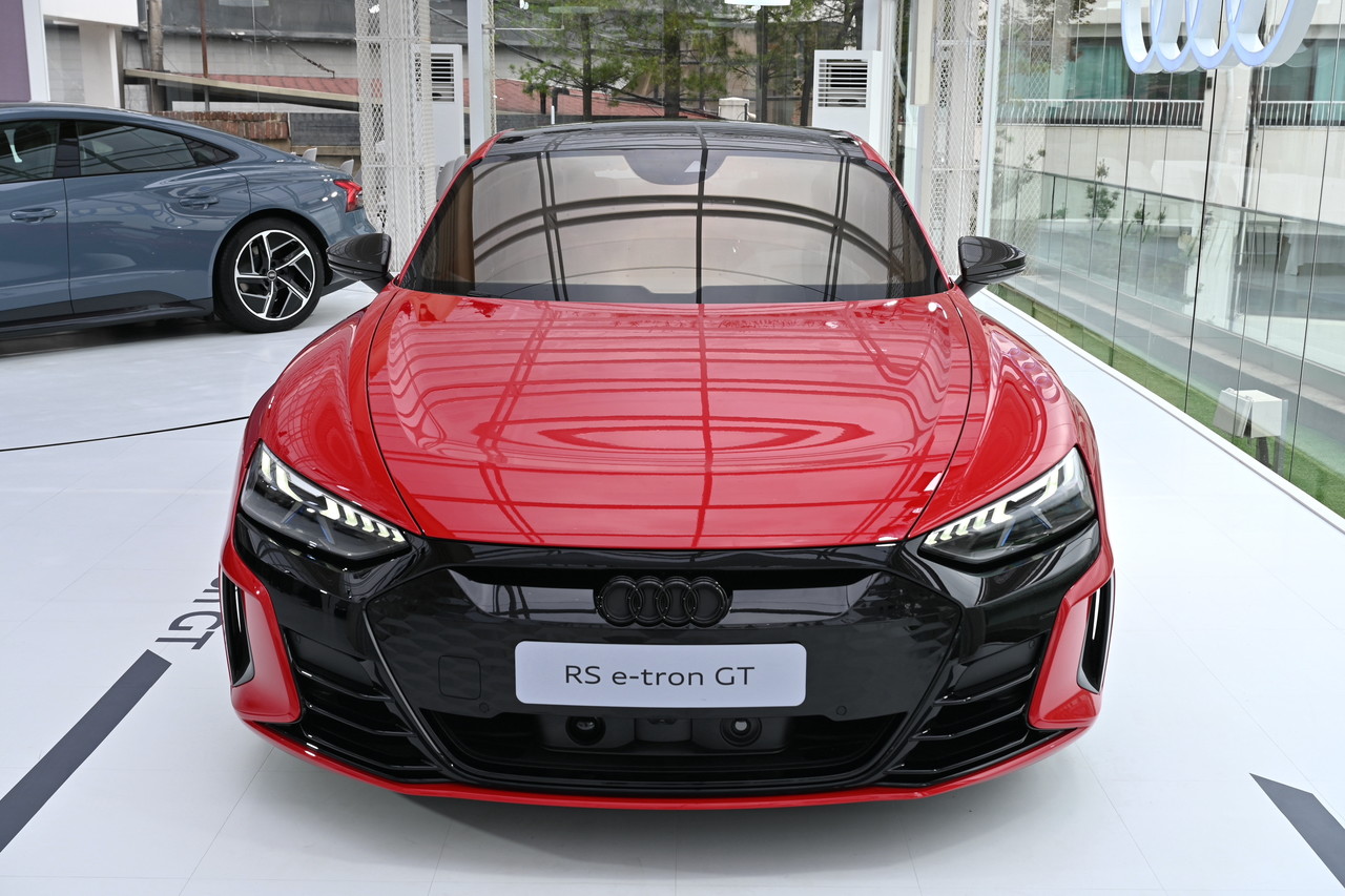 아우디 e-트론 라인업, 짧은 주행거리에 발목 잡힐까? < 이슈&테마 < 기사본문 - 모터플렉스 MOTORPLEX