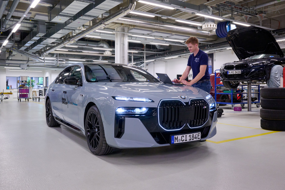 전고체 배터리를 탑재한 BMW i7