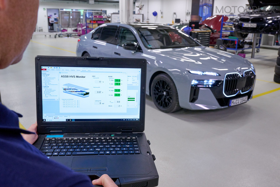 전고체 배터리를 탑재한 BMW i7