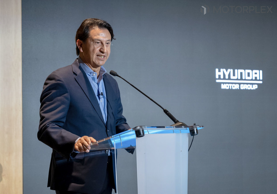 현대차 대표이사 호세 무뇨스 사장이 기조연설을 진행하는 모습