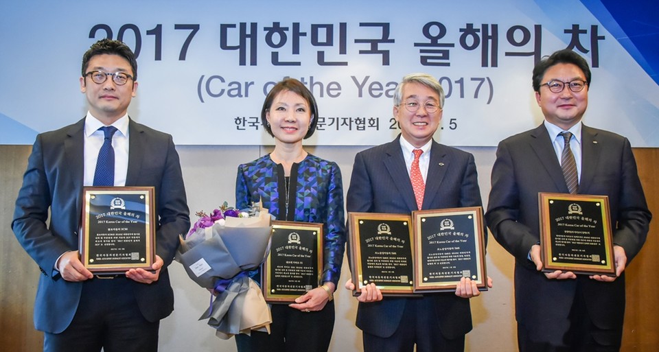 2017년 한국자동차전문기자협회에서 2개의 상을 수상한 박동훈 르노코리아 사장(우측 두번째)