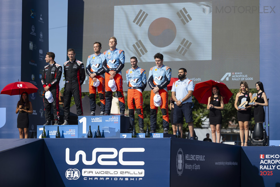 2025 WRC 그리스 랠리에서 포디움에 오른 선수들의 모습