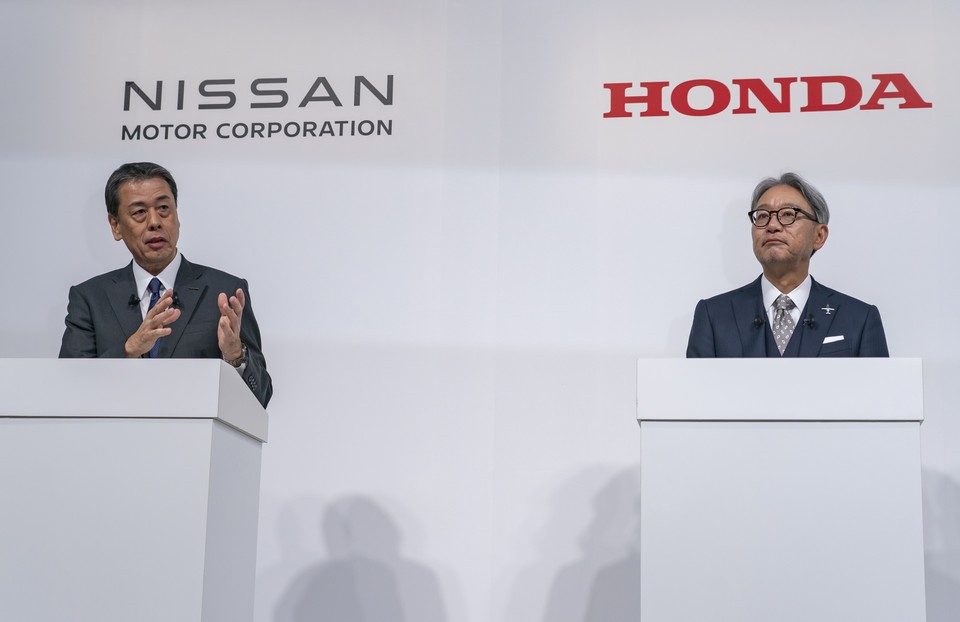(좌) 우치다 마코토 닛산자동차 사장, (우) 미베 토시히로 혼다 최고경영자(CEO)