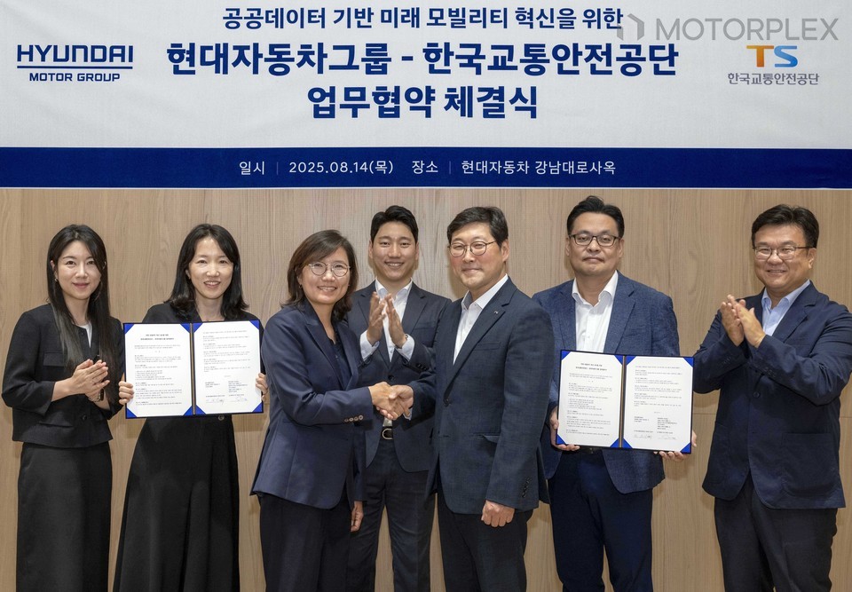 업무협약식에서 (앞줄 왼쪽부터) 현대차·기아 모빌리티사업실장 김수영 상무, 한국교통안전공단 모빌리티교통안전본부장 민승기 이사가 악수하는 모습