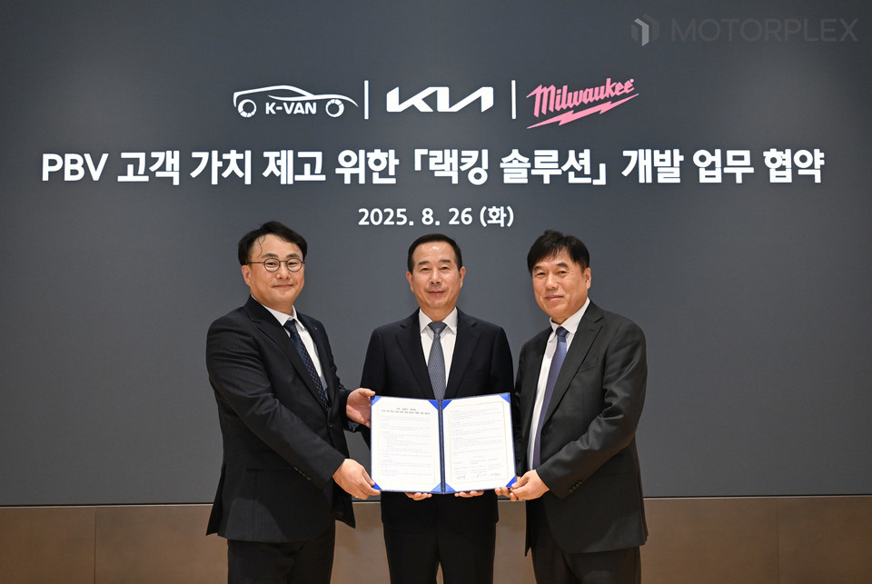  (왼쪽부터) 케이밴 정의근 대표이사, 기아 국내사업본부장 정원정 부사장, 밀워키 코리아 박용범 대표이사