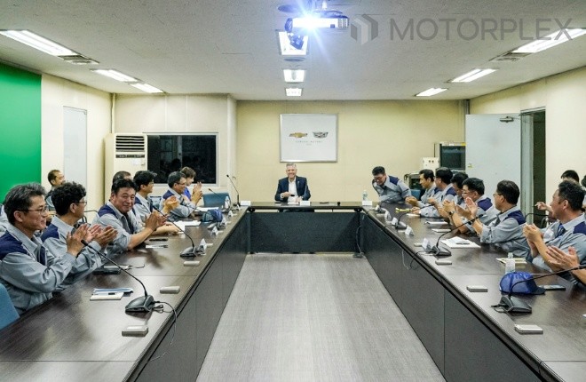 GM 한국사업장 창원공장 임직원들과 미팅을 진행 중인 헥터 비자레알(Hector Villarreal) 사장(가운데)